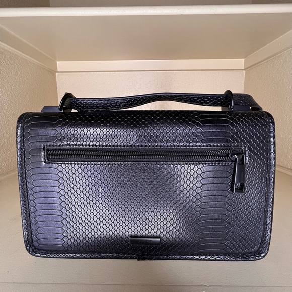 Snake-like aesthetic makes this handbag design a standout among the crowd! - Picture 10 of 14